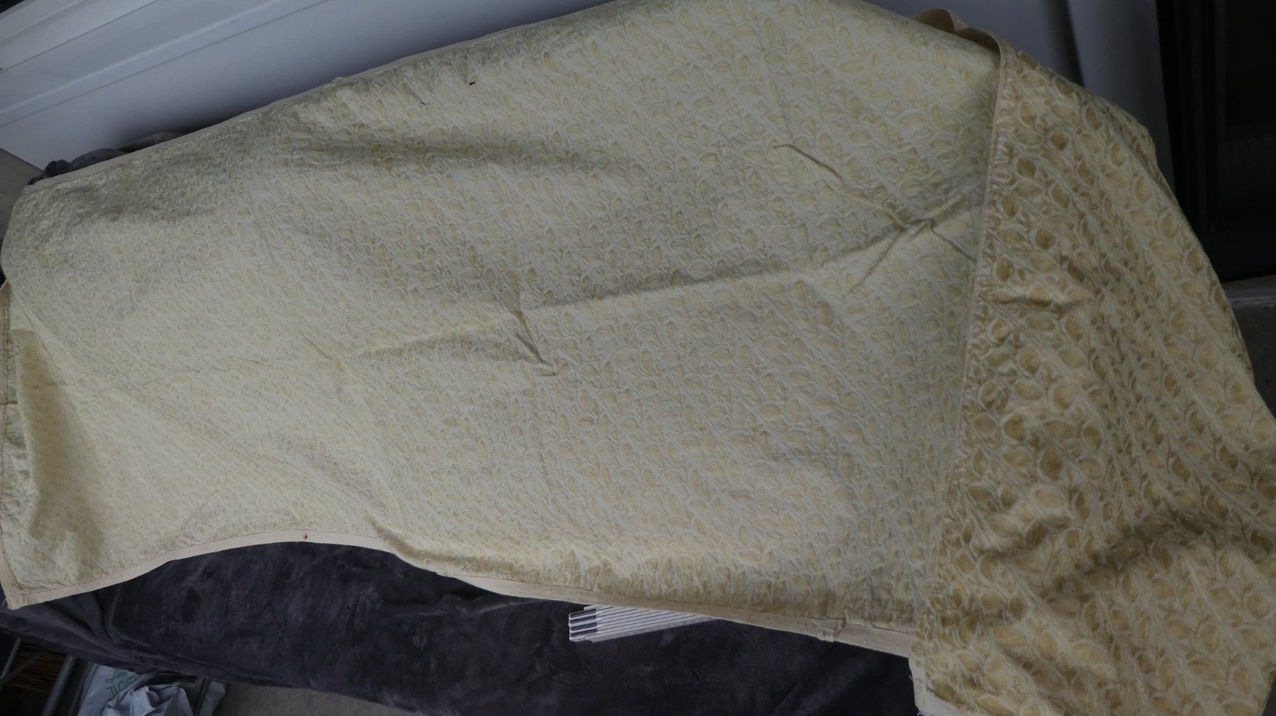 Tessuti: älteres Stoffstück mit Blumenmuster creme/beige – Usato da Diessenhofen venduto da Hundeseele 2