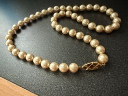 Cremefarbene Vintage-Perlenkette