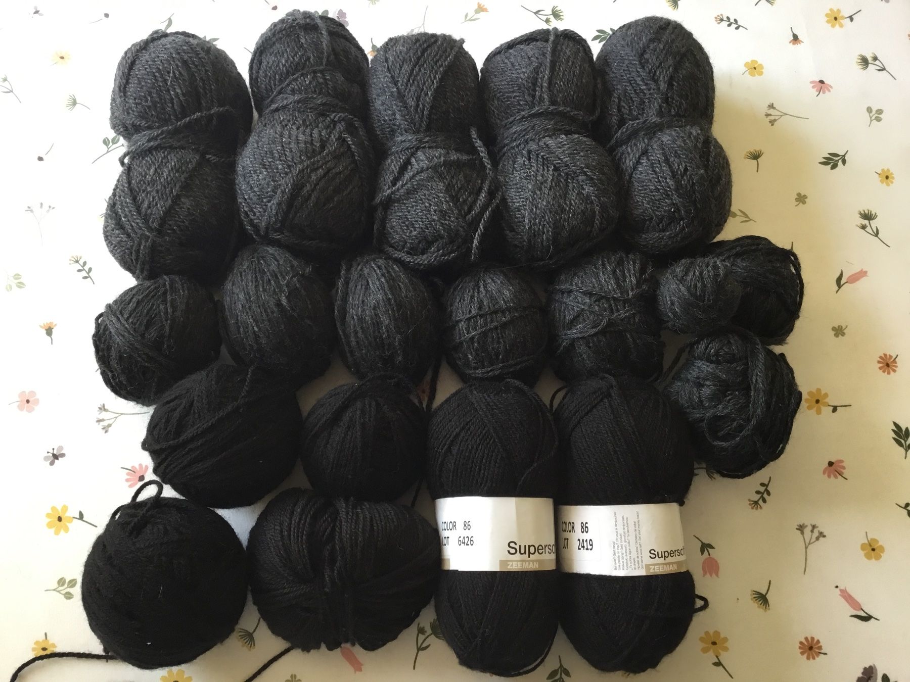 Lana: Wollepaket 800 gr.in Schwarz und Anthrazit – Usato da Diessenhofen venduto da quinto9