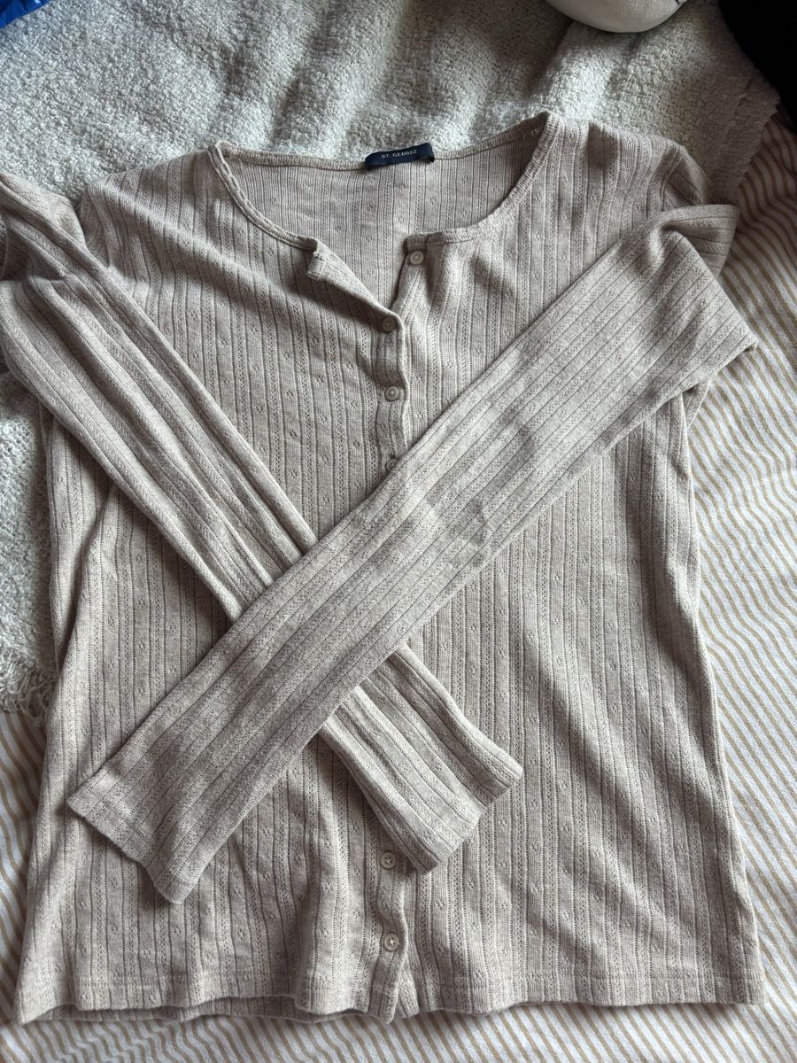 Brandy Melville Top: Brandy Melville Beige Langarm mit Knöpfe – Nuovo (secondo la descrizione) da Willerzell venduto da cha_qk8t 2