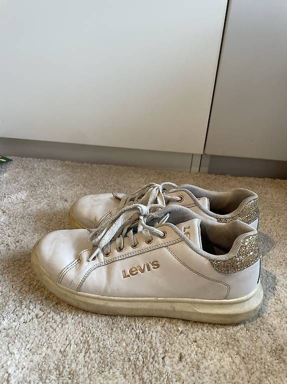 Damenschuhe: Levis Sneaker – Gebraucht aus Möriken AG von sel_9w5v