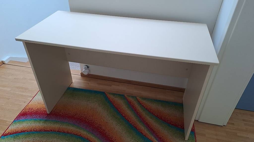 Schreibtische: Robuster Schreibtisch in Cremefarbe – Gebraucht aus Frenkendorf von Agnes_K