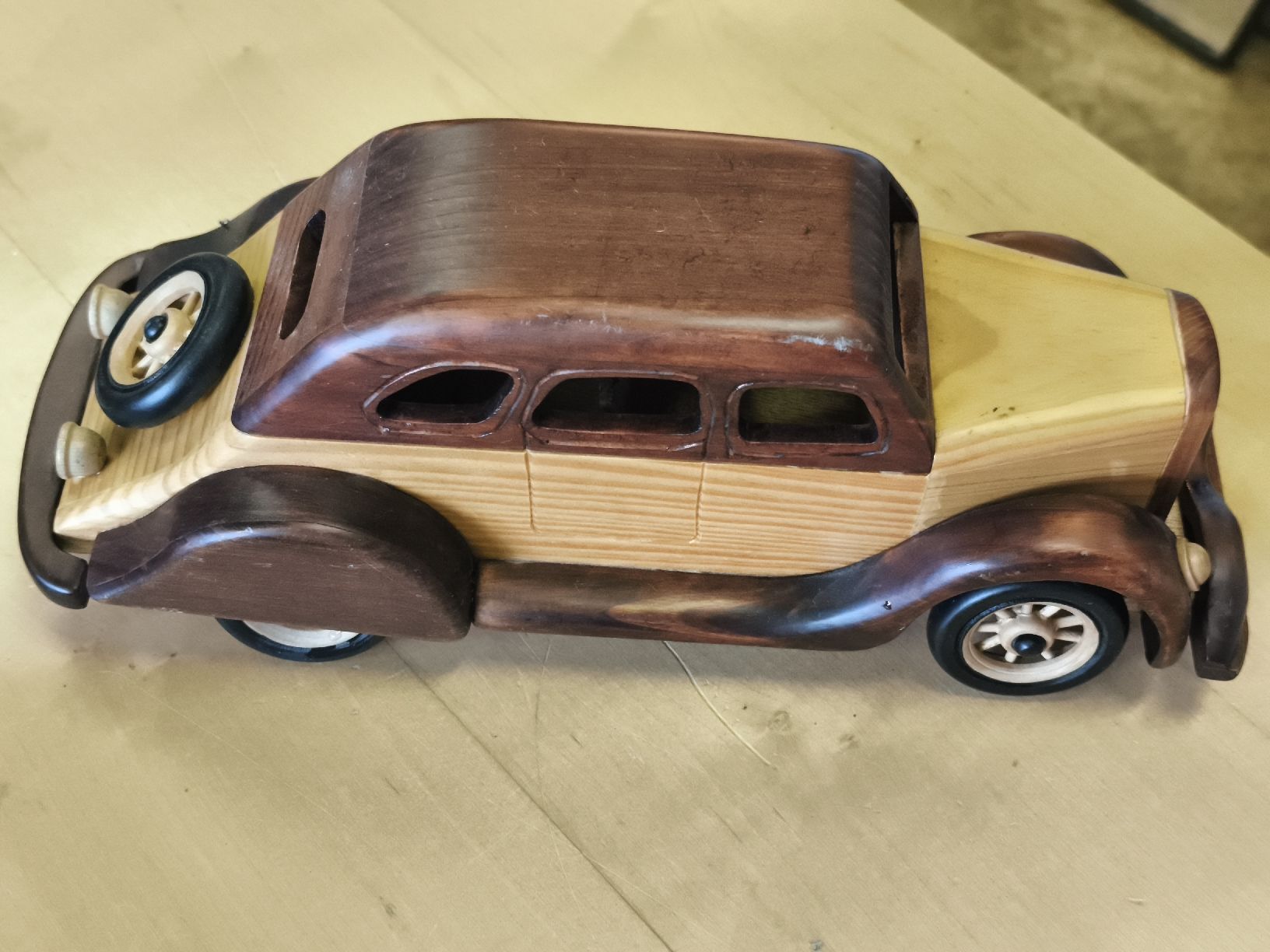 Modellini d'auto: Holzauto Oldtimer handgefertigt dunkelbraun hellbraun(A30) – Nuovo (secondo la descrizione) da Künten venduto da Schnaepplihuus 1