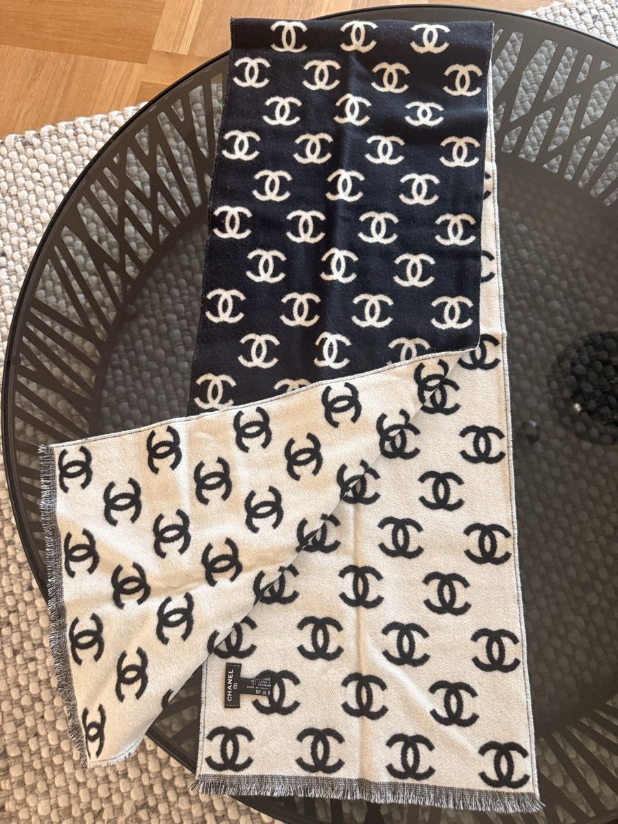 Chanel Foulards, Tücher & Schals: Chanel CC Logo Black and White Reversible Wool Scarf – Neu (gemäss Beschreibung) aus Zürich von Mariposa2004