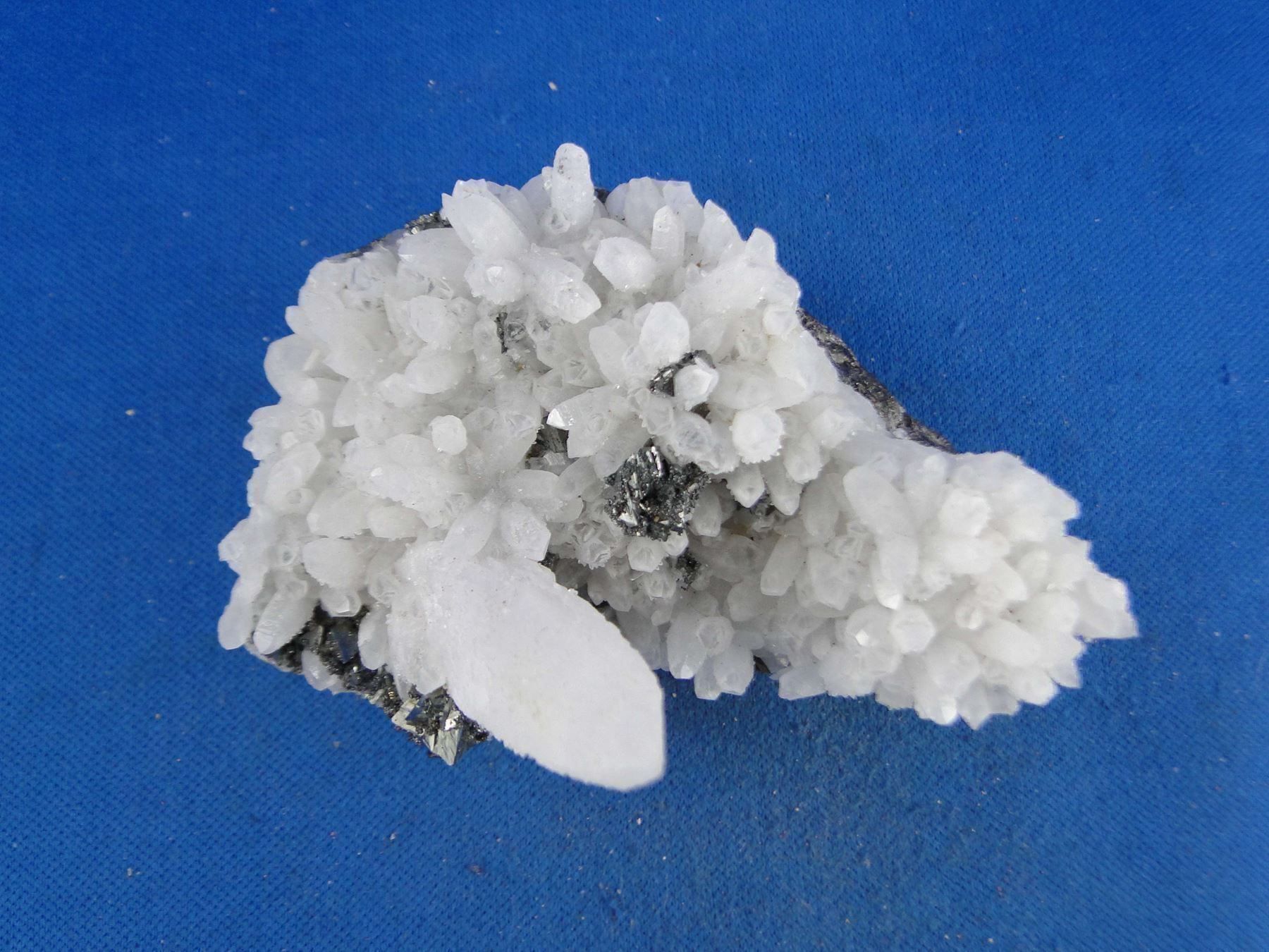 Minerali & Pietre curative: Tetrahedrit auf Bergkristall – Usato da Schinznach Bad venduto da Demerald 6