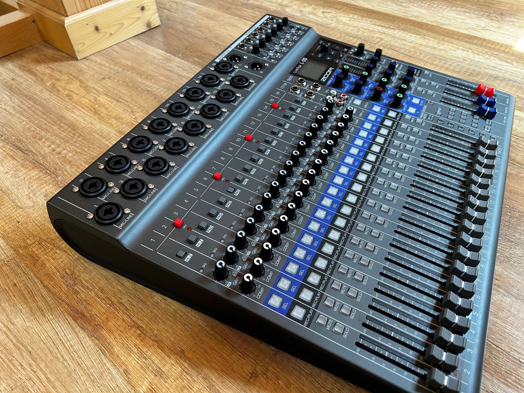 Zoom Console di mixaggio: Zoom LiveTrak L-20 Mixer – Usato da Val-d’Illiez venduto da SG2903 3