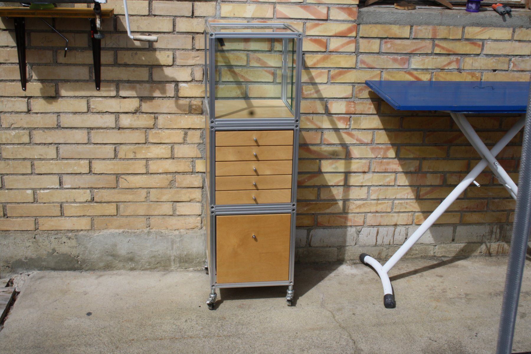 Vitrines: VITRINE MIT BELEUCHTUNG UND SCHUBLADENKORPUS – D'occasion à Wauwil par Pneuedy 9