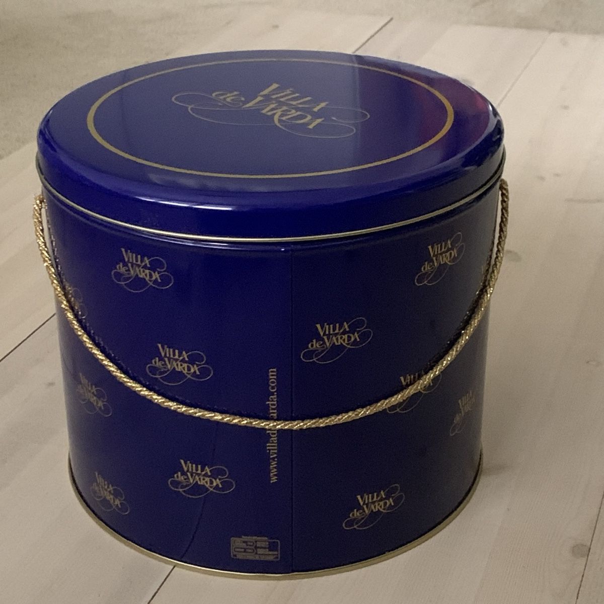 Contenitori & Simili: Große Panettone Blechdose / Dose Villa de Varda – Usato da Hinteregg venduto da GARANTA