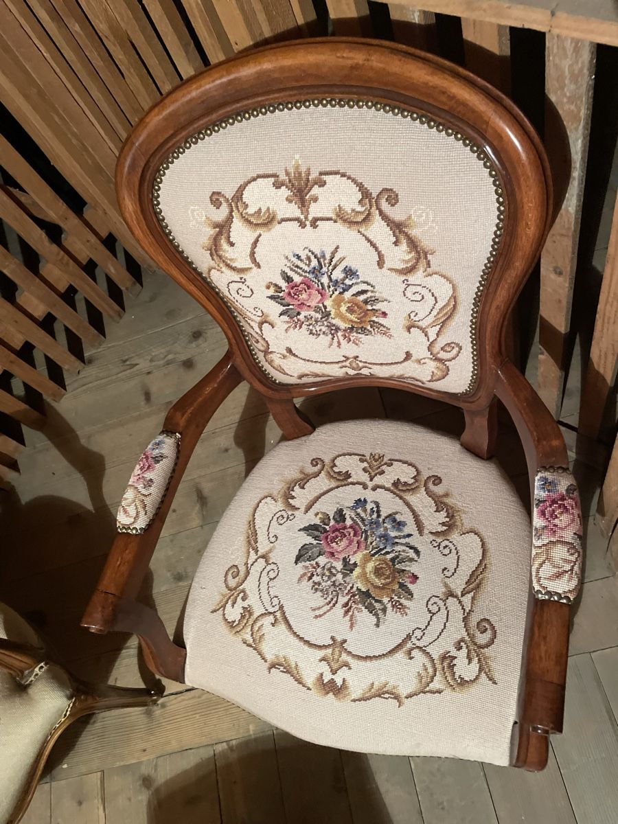 Sofas: Möbel-Set mit Stickerei: Sofa, 2 Sessel, Hocker – Gebraucht aus Zürich von Campi1000 7