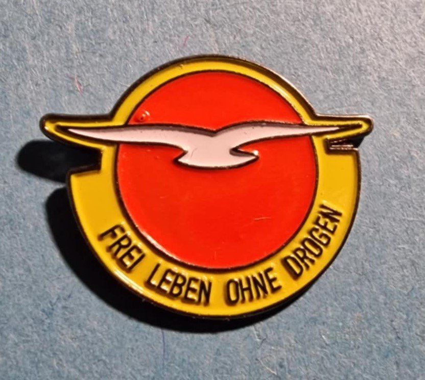 Plaquettes & Badges: Pin Frei leben ohne Drogen – D'occasion à Härkingen par specialshapes