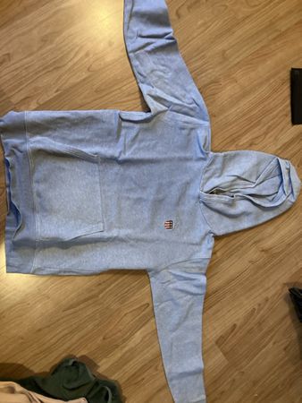Blauer Kapuzenpullover