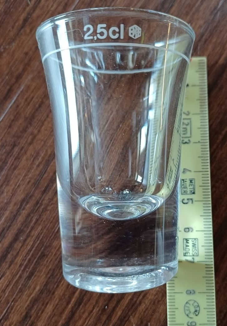 Verres: 11 Stamperli / Schnapsglaesli mit Eichstrich 2.5 cl – D'occasion à Flaach par ker_6ml7 2
