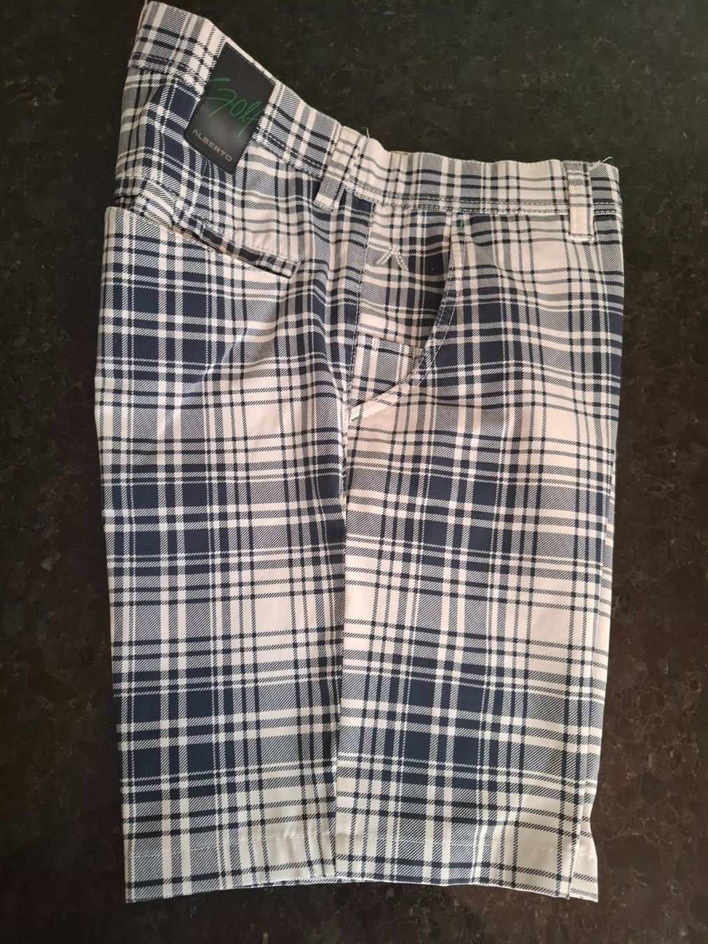 Pantaloni: Alberto Golfshorts 46 – Usato da Freienstein venduto da Flyfish3 3