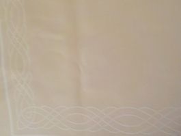 Tischtuch, beige mit weisser Verzierung (Stoff)