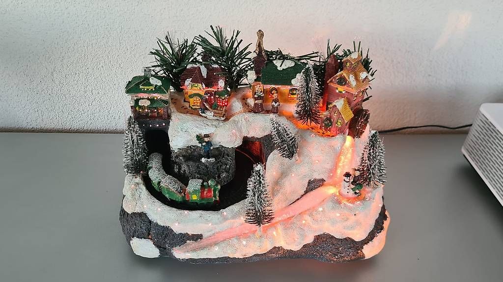 Tutte le decorazioni: Fiber Optic Christmas Village with moving train – Nuovo e nell'imballaggio originale da Jona venduto da rru_ypz8 1