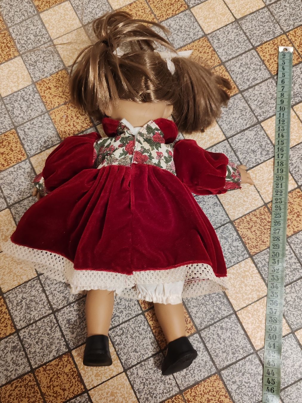 Bambole: Puppe mit Brille und Samtkleid Grösse ca. 45cm gebraucht – Usato da Wila venduto da neu_s8qs 2