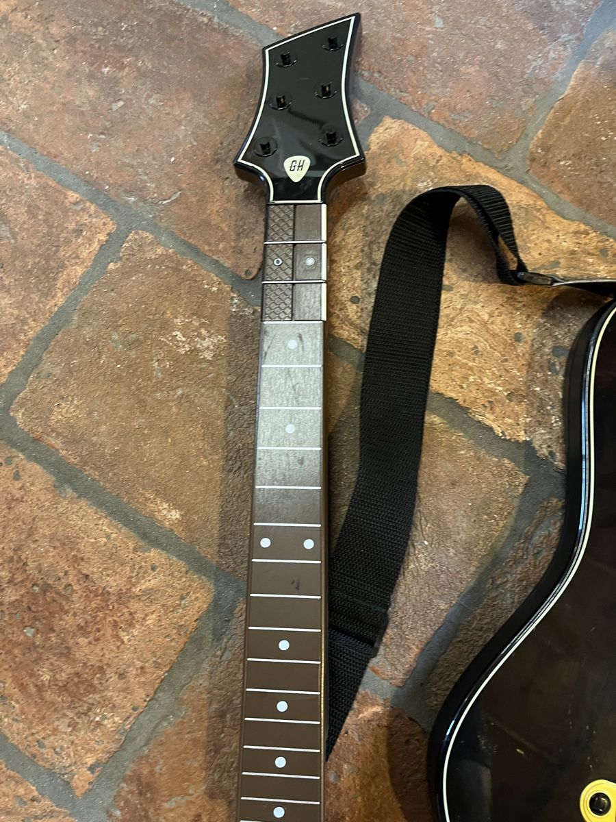 Microsoft Console: Xbox One + 19 giochi e chitarra – Usato da Arzo venduto da Jim_Boe13 6