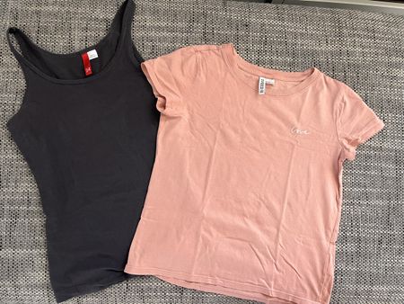 H&M Top dunkelgrau 34 & T-Shirt rosa XS