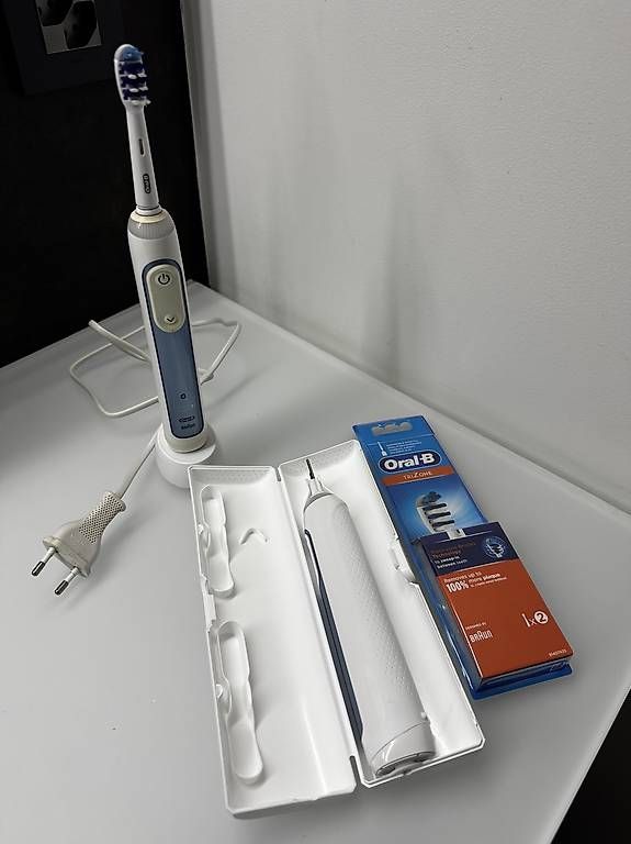 Cura dei denti: Lot OralB Vitality Precision Clean – Usato da St-Aubin-Sauges venduto da dar_wxk5