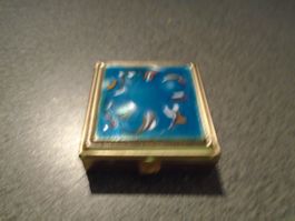 Pillendose goldfarbig / Deckel blau, rot/weiss verziert