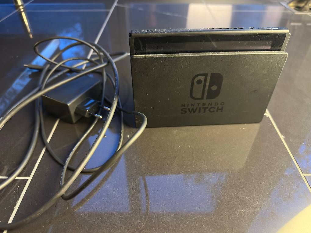 Console: Nintendo Switch (mit Controller) – Usato da Wollerau venduto da nikeyyty 1