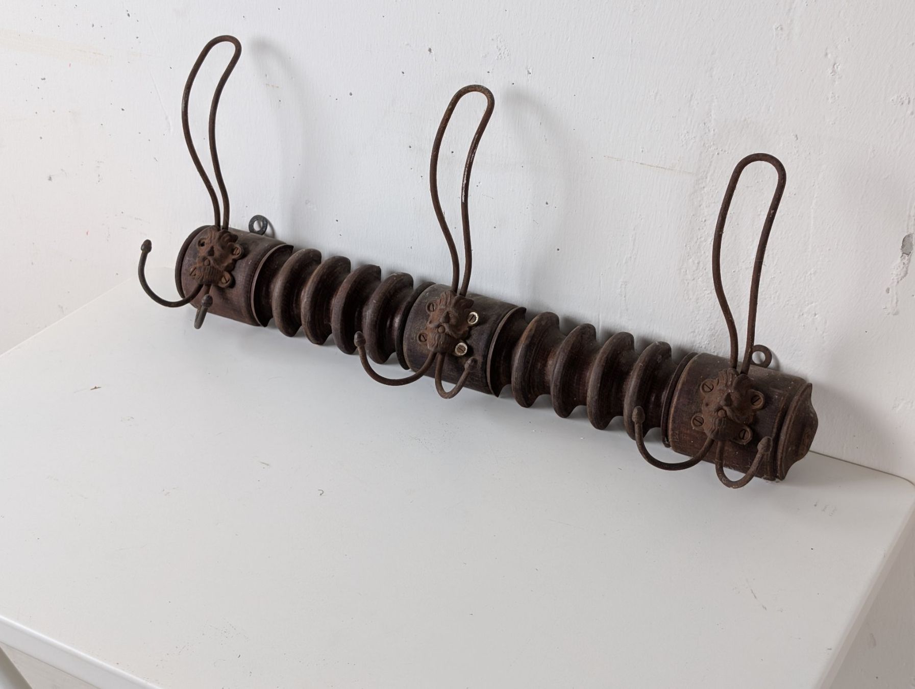 Guardaroba: Garderobenleiste mit Patina – Usato da Winterthur venduto da Hint17