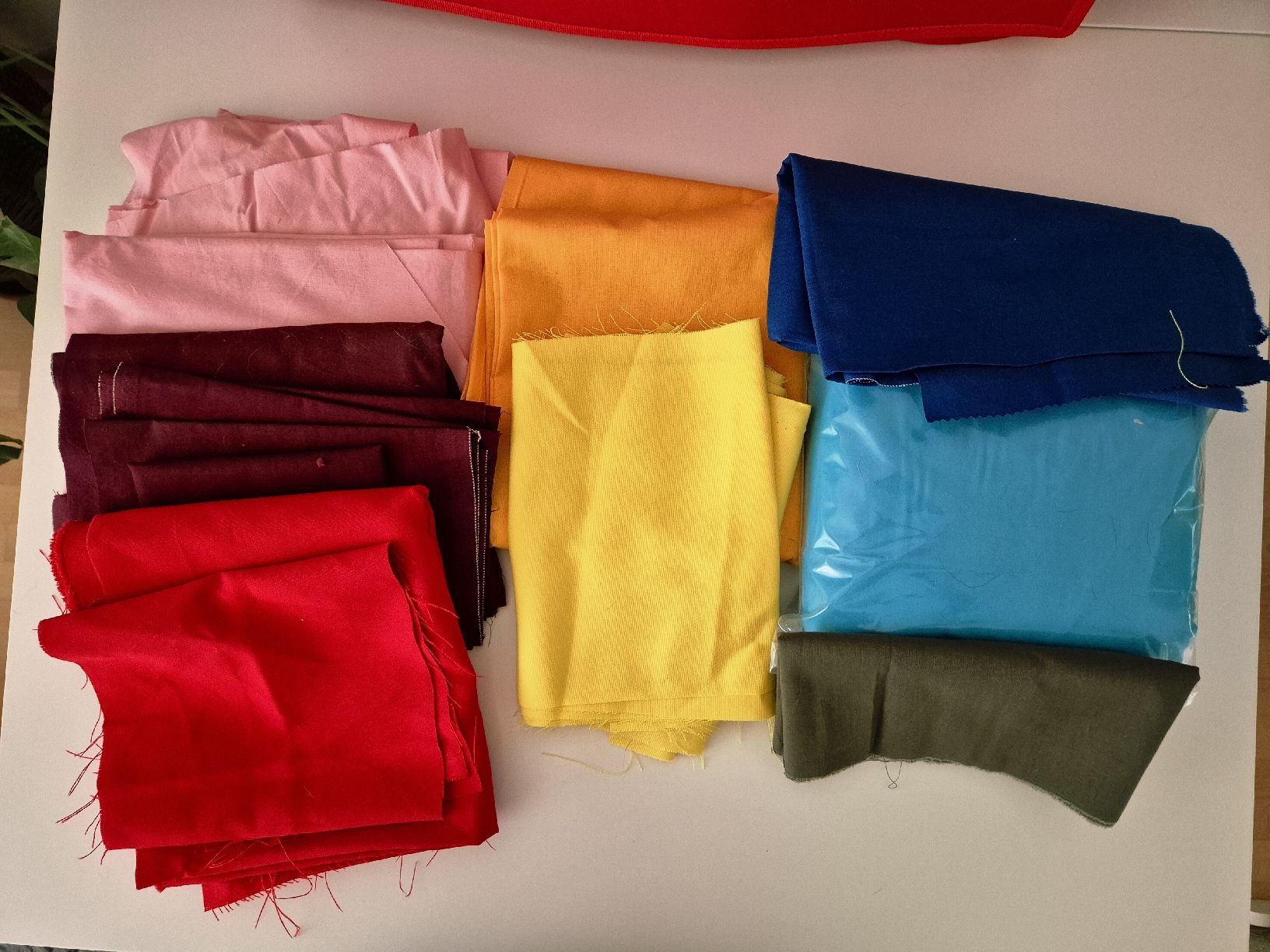 Tessuti: Lots de tissus colorés - diverses dimensions – Usato da Marin-Epagnier venduto da Ginie14