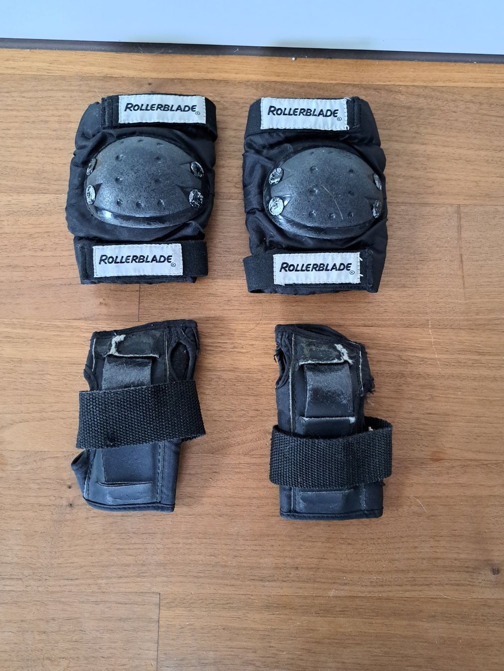 Protezioni & Imbottiture: Knie und Handschutz/Protection mains et genoux Inline – Usato da Dachsen venduto da nomis68