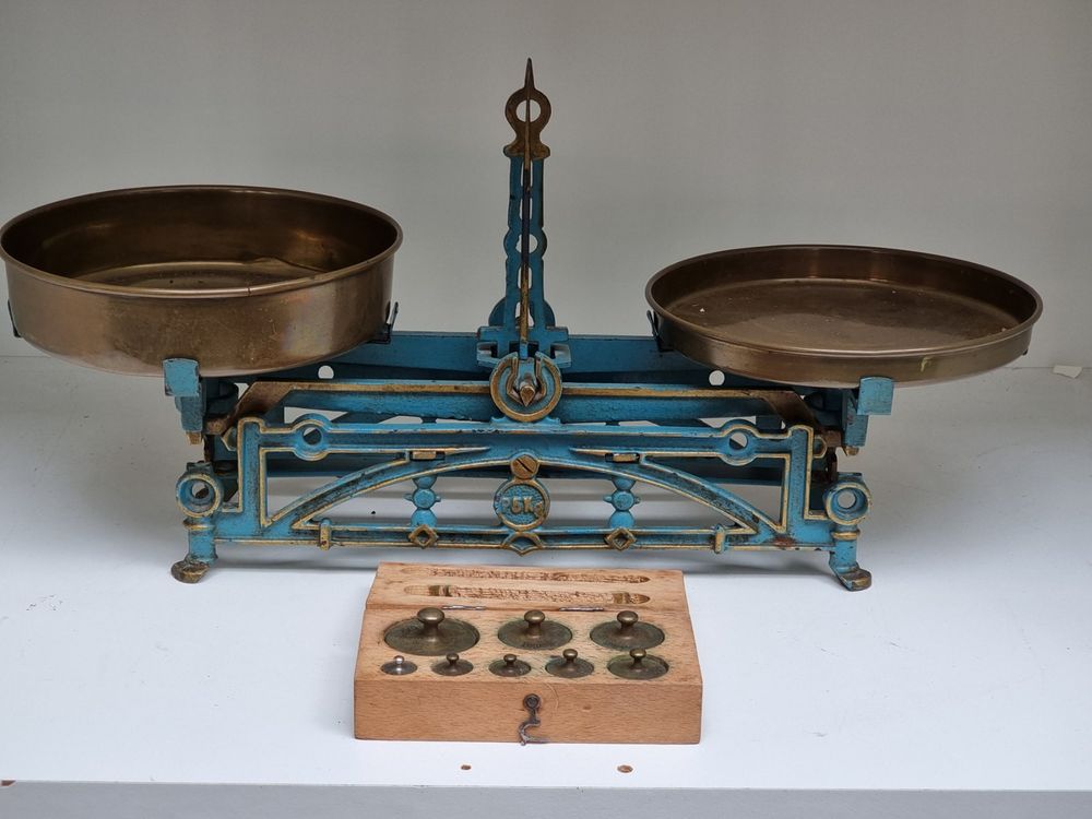 Schöne alte Waage mit gewichten. Kaufen auf Ricardo