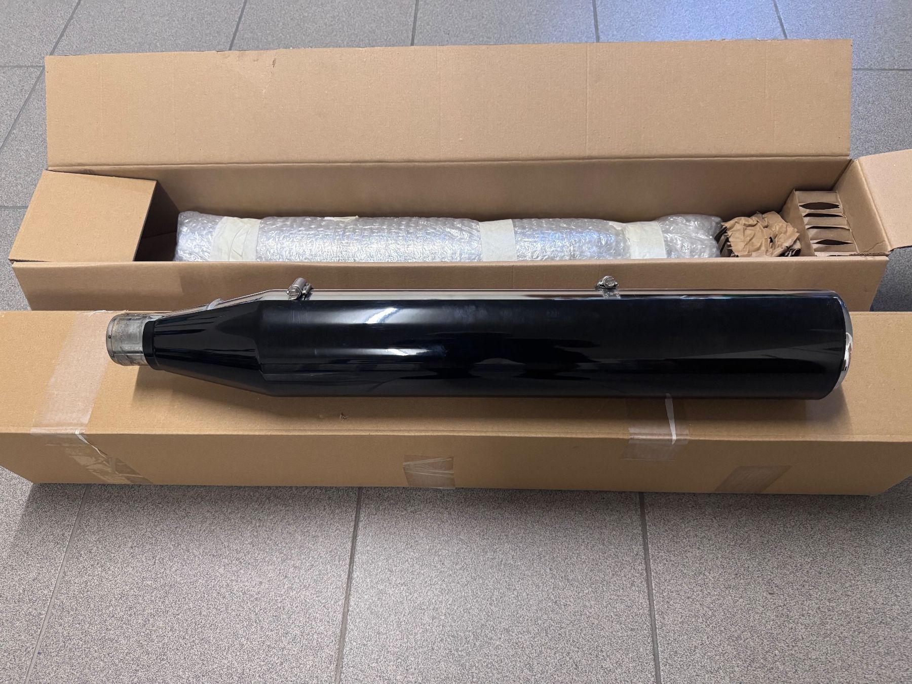 Harley-Davidson Auspuffanlagen: Harley Breakout Milwaukee Original Auspuffe – Gebraucht aus Oberrüti von HotRod1932
