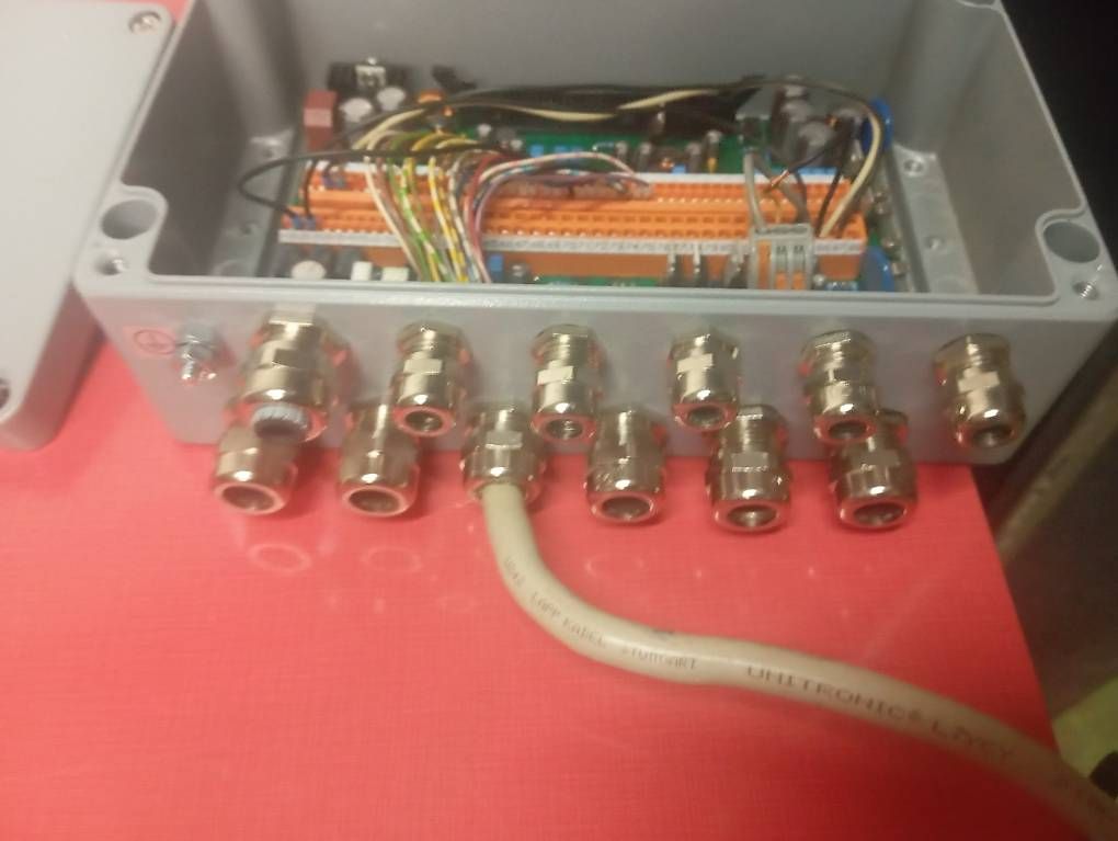 Stromzufuhr: Steuergerät IP65 mit Anschlusstechnik gebraucht – Gebraucht aus Basel von Petergunn