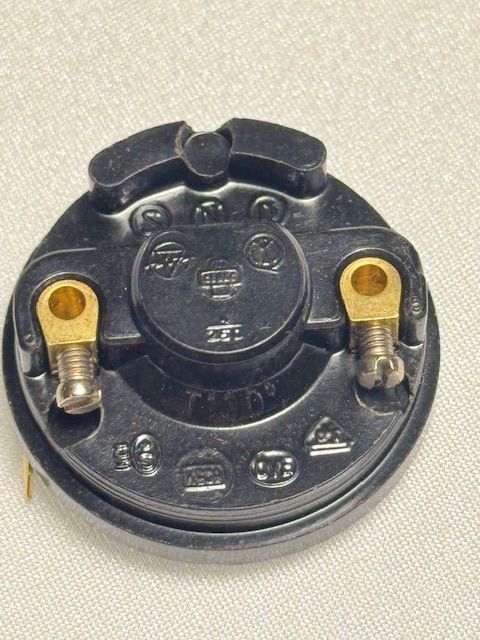 Lampade: 100 Stk. E27 Lampenfassung aus Bakelit mit Ring – Nuovo e nell'imballaggio originale da Allschwil venduto da ILLUGO 1