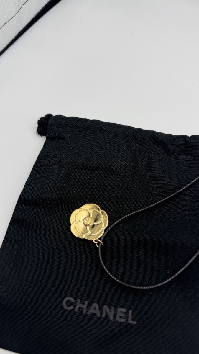 Catenine: Chanel Camellia Flower Necklace - – Nuovo (secondo la descrizione) da Chur venduto da Madeys 1