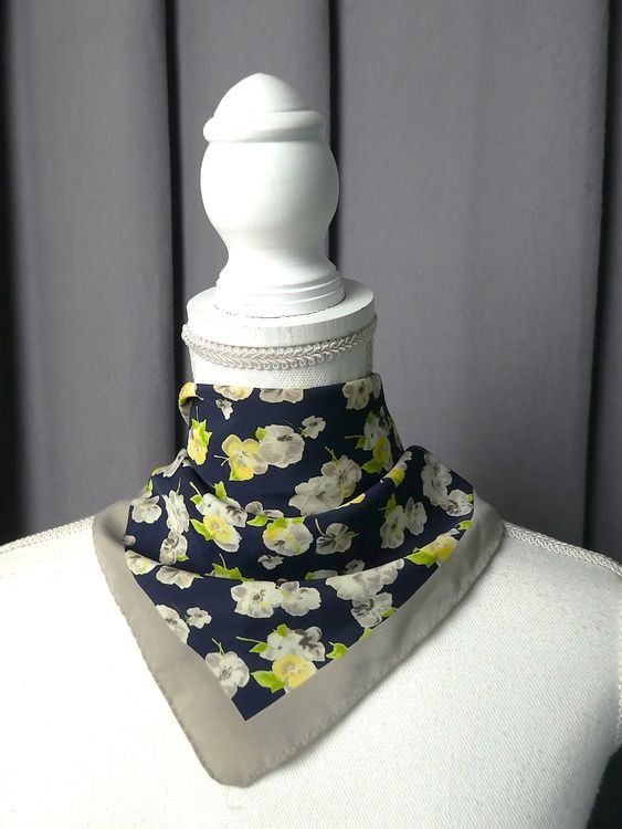 Foulard & Sciarpe: Foulard von Street One mit Blumenmuster – Usato da Sutz venduto da Dalilea 4