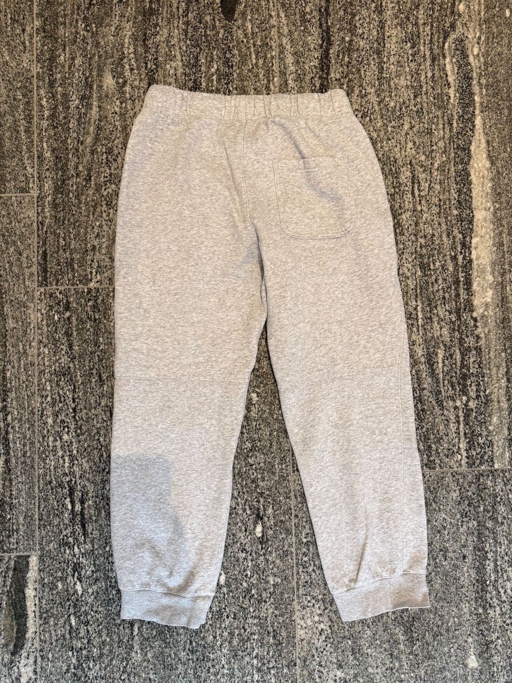 H&M Pantaloni: Light grey H&M Regular fit mens joggers – Usato da S. Vittore venduto da via_h2nb 2