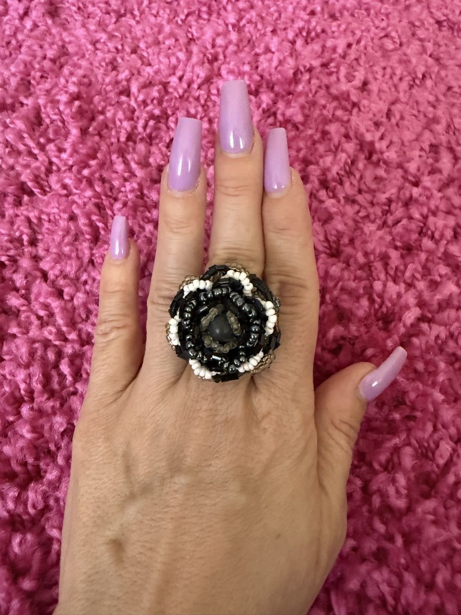 Anelli: Ring mit schwarzer Blüte, Perlen, Boho, Grösse 55, ungetrage – Nuovo (secondo la descrizione) da Richterswil venduto da cobruetsch