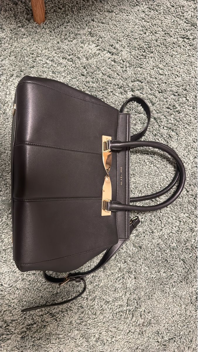 Borse da donna: Elegante Charles & Keith Handtasche, Schwarz – Usato da Dagmersellen venduto da Sloth24