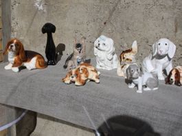 HUNDE FIGUR / EN EINE GANZE SAMMLUNG