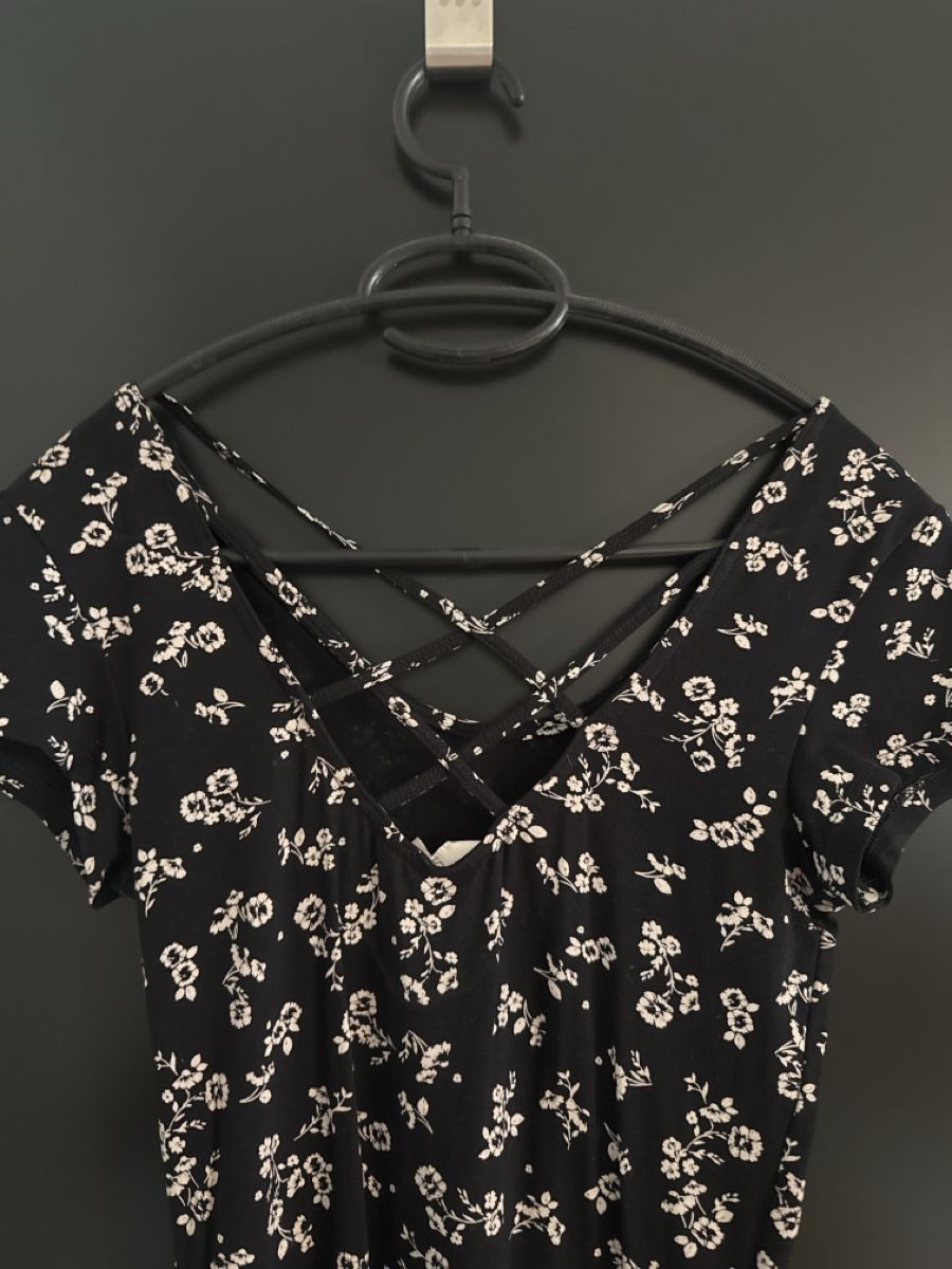 C&A Kleider: Kleid mit Blumenmuster Kurzarm, offner Rücken – Gebraucht aus St. Niklausen LU von car_2562 1