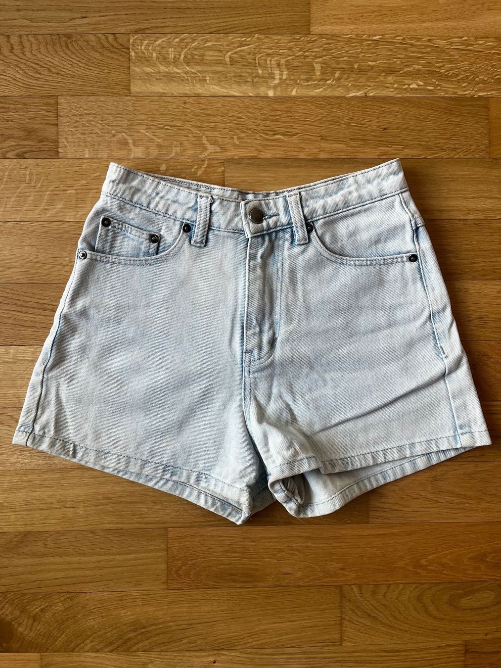 Jeans: Short en jeans – Usato da La Tour-de-Trême venduto da lol_85kj