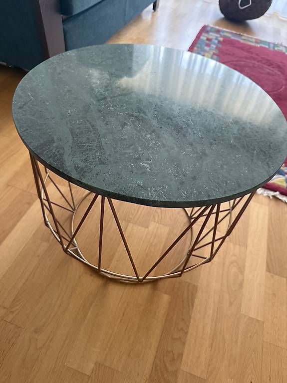 Tables: Marmor Beistell-/Couchtisch – D'occasion à Egnach par hrid