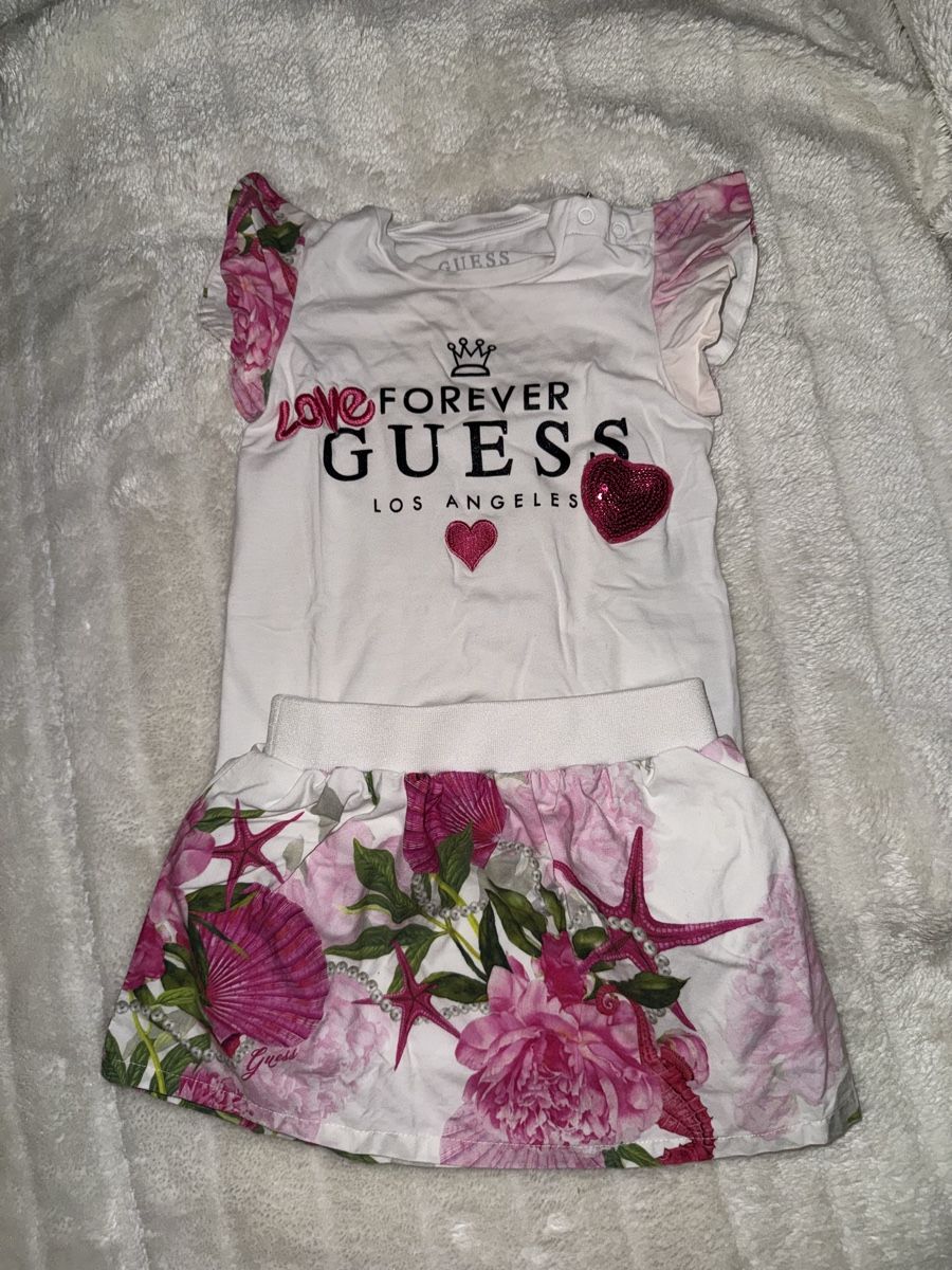 Guess Completi: Kleiderset Guess Grösse 12 Monate – Usato da Aarburg venduto da Da-Lila