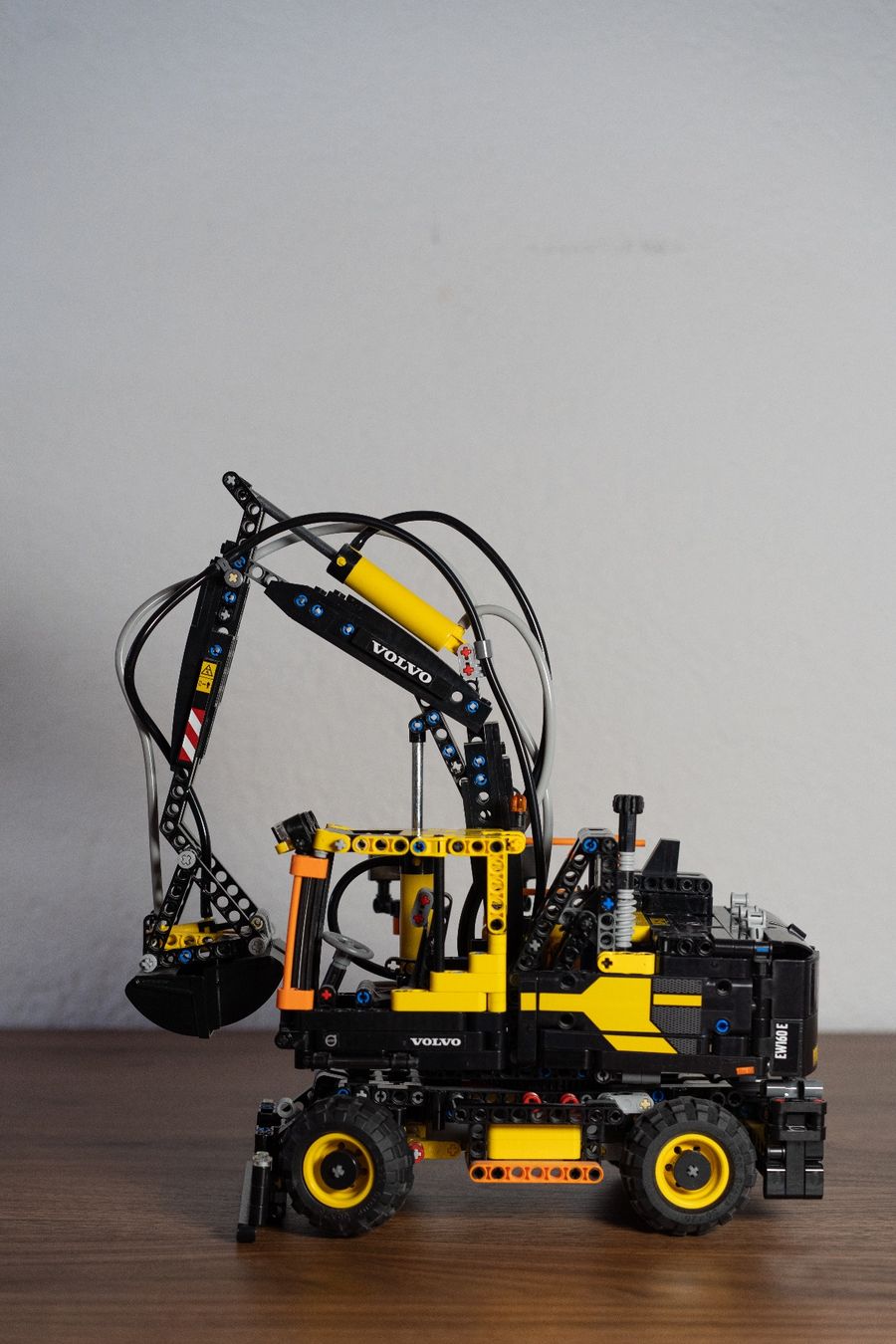Lego Baukästen: LEGO Technic Volvo EW160E – Gebraucht aus Breitenbach von val_6vfq 1