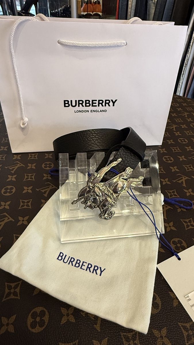 Burberry Cinture: Burberry Ledergürtel mit Ritter-Schnalle – Nuovo e nell'imballaggio originale da Lachen SZ venduto da HelvetiaLuxury 2