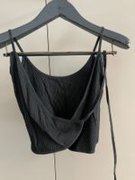 Schönes schwarzes Wickel Crop Top, Grösse M