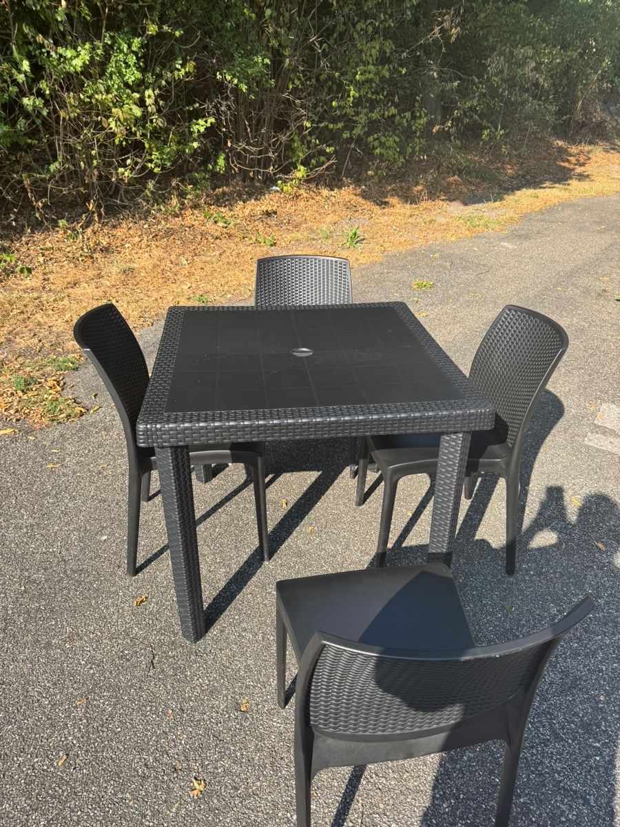Tischset: Gartentisch 90 x 90 cm mit 4 Stühlen schwarz – Gebraucht aus Richterswil von Maya036