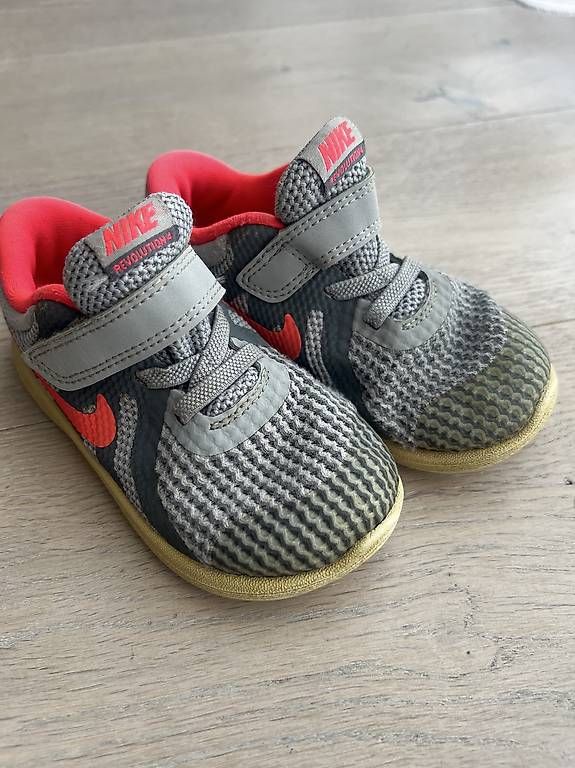 Nike Scarpe per ragazzi: Nike Revolution 4, Gr. 25 Kleinkinderschuhe – Usato da Frick venduto da bla_zt9f