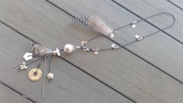 Collier sautoir avec breloques; plumes, nacre, NEUF