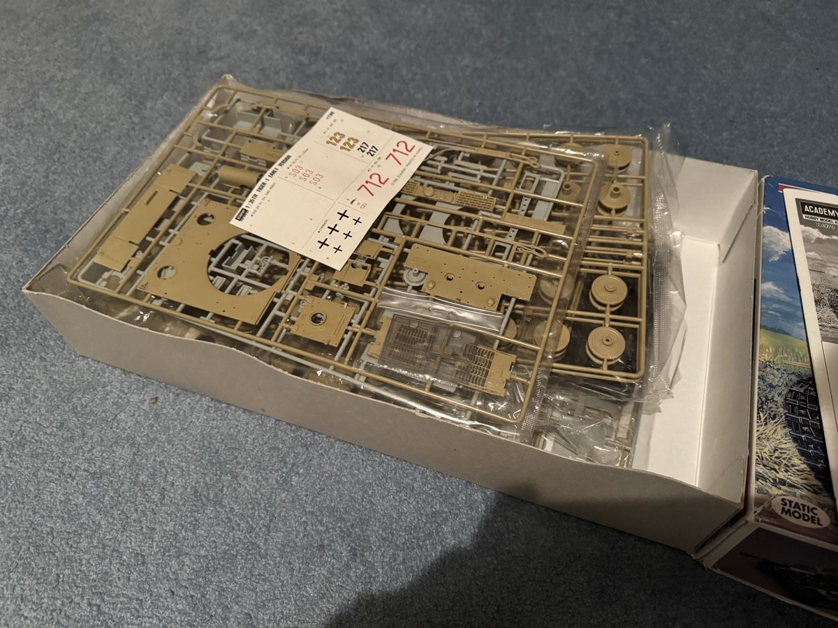 Kit di modellismo & Modellini statici: Tiger 1 und Heinkel he 111 h6 Bausatz – Nuovo (secondo la descrizione) da Sissach venduto da D.Siech 3