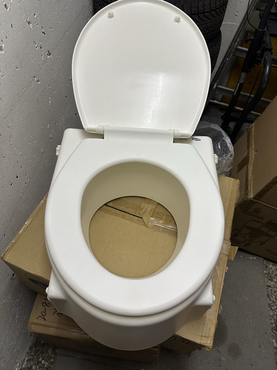 WC: Toilettensitzerhöhung. – Nuovo e nell'imballaggio originale da Bützberg venduto da Chisco